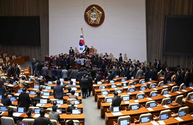 No Parlamento sul-coreano, 27 de dezembro de 2024. Os deputados votaram a favor do impeachment do presidente interino Han Duck-soo.