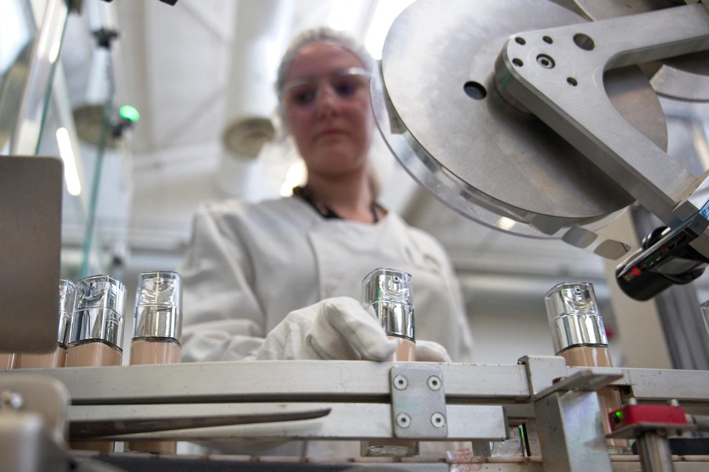 Despite a market slowdown, the cosmetics industry continues to open factories in France