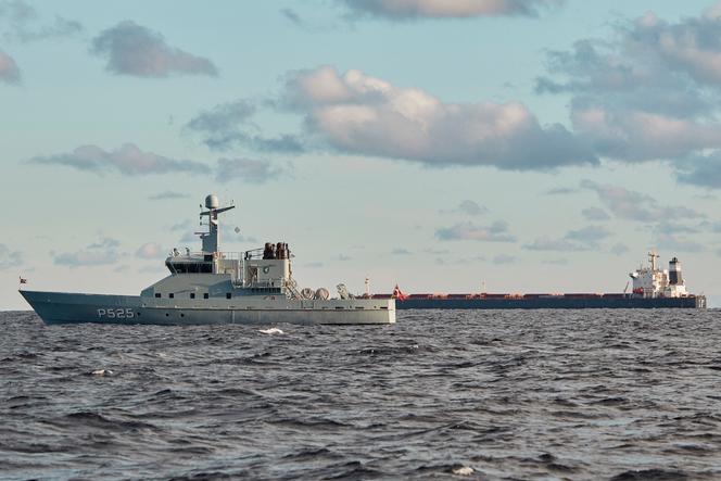 Le vraquier chinois « Yi-Peng 3 » (en arrière-plan) au mouillage, sous la surveillance d’un navire de la marine danoise, au milieu du détroit du Cattégat (Danemark), le 20 novembre 2024.