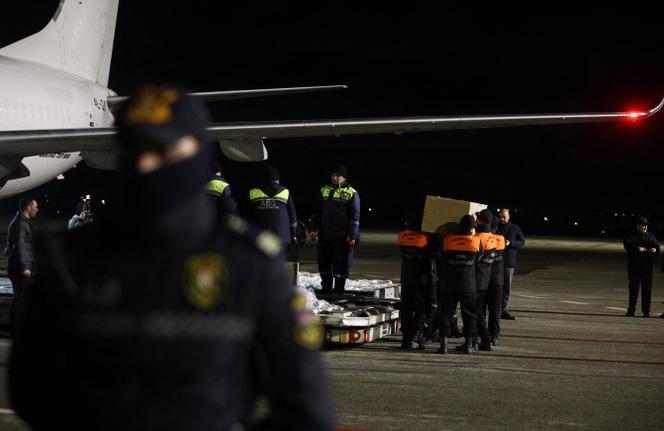 Transporte do caixão de vítima da queda do avião Embraer-190AR da Azerbaijan Airlines, próximo à cidade cazaque de Aktau, em 28 de dezembro de 2024. 