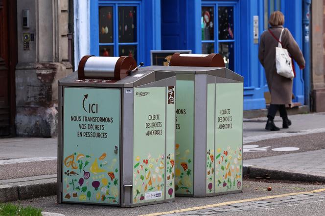 Des poubelles de biodéchets installées à Strasbourg, le 4 janvier 2024.