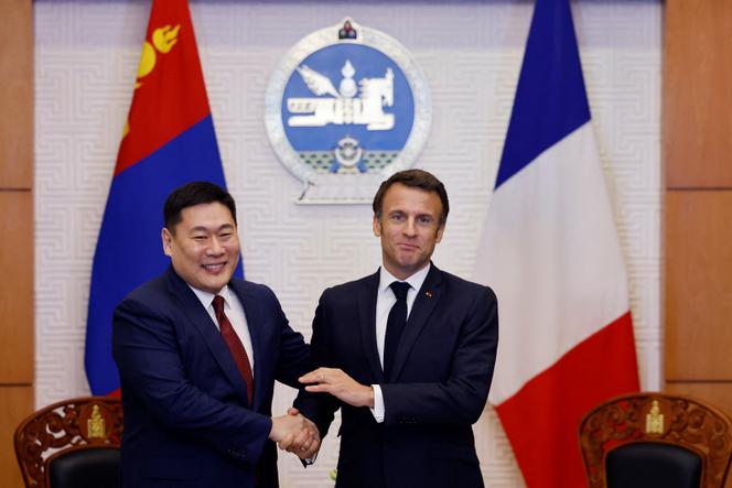 O primeiro-ministro da Mongólia, Luvsannamsrain Oyun-Erdene, e o presidente francês, Emmanuel Macron, em Ulaanbaatar, 21 de maio de 2023.