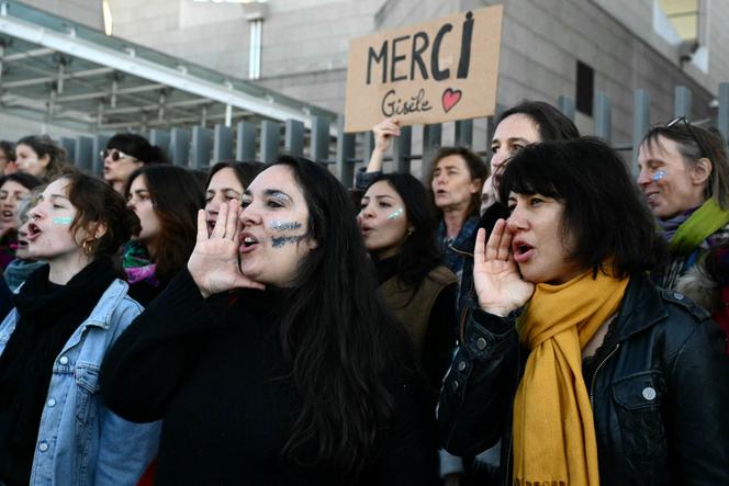 Lors d’un rassemblement en soutien à Gisèle Pelicot, pendant le procès des viols de Mazan, devant le palais de justice d’Avignon, le 27 novembre 2024.
