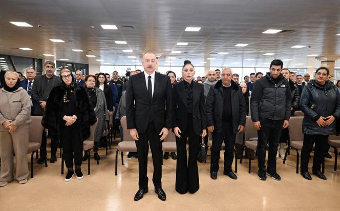 O presidente do Azerbaijão, Ilham Aliyev, durante cerimônia fúnebre em memória da tripulação do avião que caiu no Cazaquistão, no Aeroporto Internacional Heydar Aliyev, nos arredores de Baku, em 29 de dezembro de 2024.