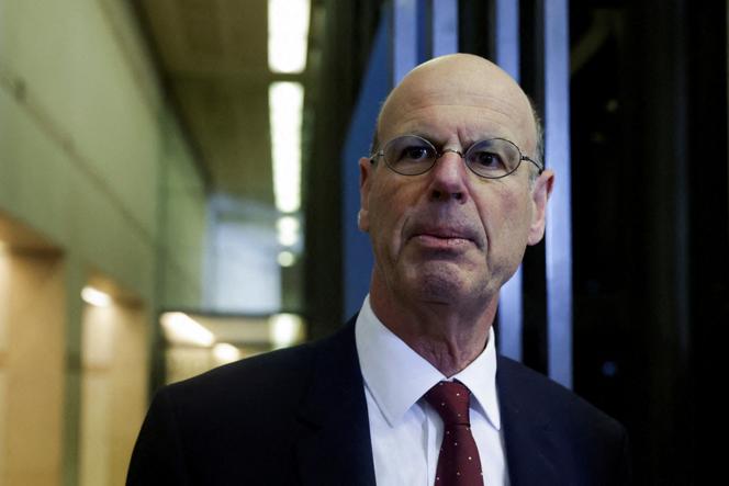 Eric Lombard deixando o Ministério da Economia e Finanças em Bercy, em Paris, em 23 de dezembro de 2024. 