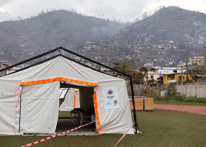 O hospital de campanha Escrim, instalado no estádio do bairro de Cavani, no dia 27 de dezembro de 2024, na comuna de Mamoudzou, em Mayotte.