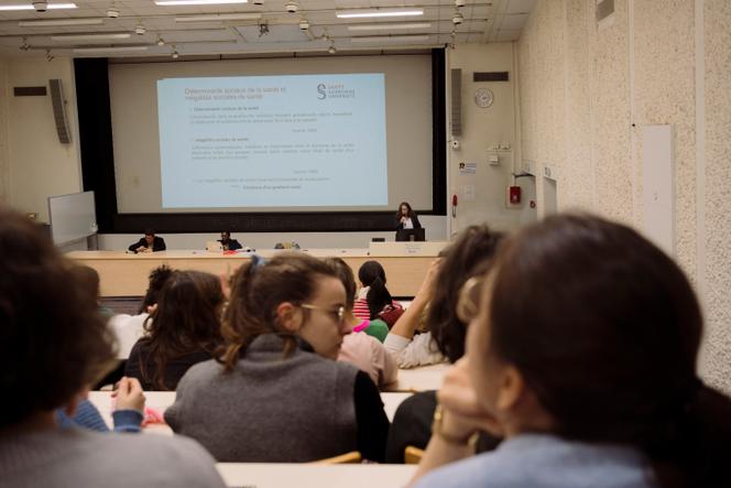Lors d’un cours « Soins différenciés, discrimination et racisme en santé » avec Priscille Sauvegrain Mellina et Racky Ka-Sy, à la Faculté de médecine de l’hôpital Saint-Antoine, à Paris, le 2 décembre 2024. 