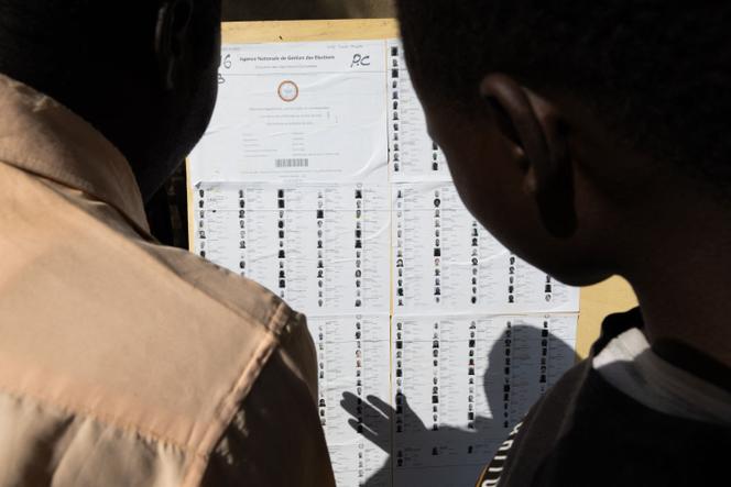 Eleitores em frente a uma assembleia de voto em N'Djamena, 29 de dezembro de 2024.