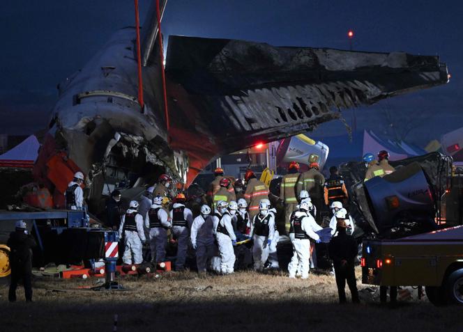 Des pompiers et des secouristes autour du Boeing 737-8AS de Jeju Air qui s’est écrasé à Muan, en Corée du Sud, le 29 décembre 2024.