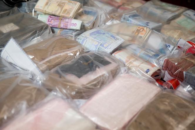 Apreensão de droga, dinheiro e armas pela Polícia Judiciária em 2015.