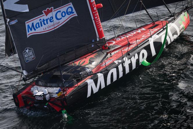 Yannick Bestaven, em seu Imoca “Maitre Coq V”, no dia 10 de novembro de 2024, durante o início do Vendée Globe, na costa de Les Sables-d'Olonne (Vendée).