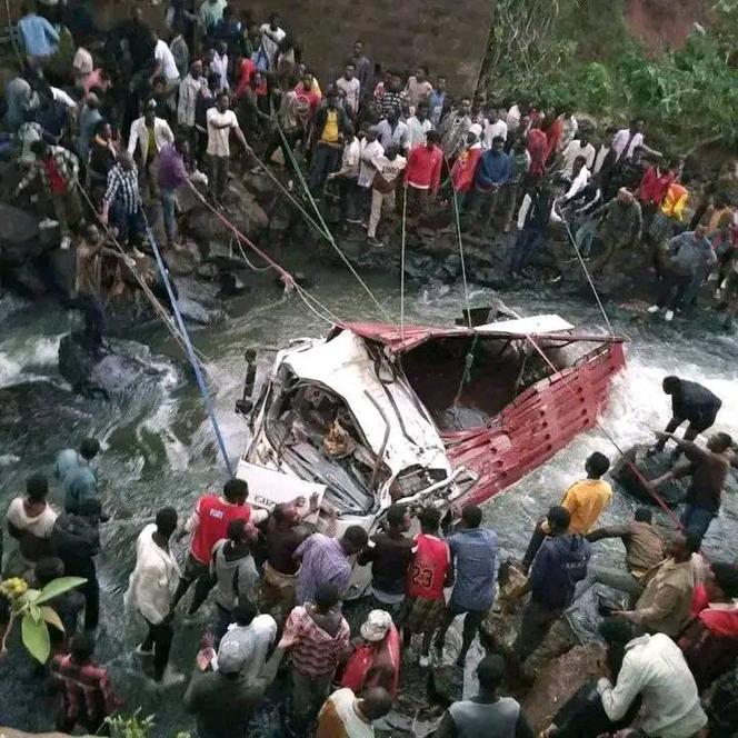 Foto tirada por terceiro do acidente rodoviário que causou a morte de mais de 70 pessoas, na região de Sidama, Etiópia, em 30 de dezembro de 2024.