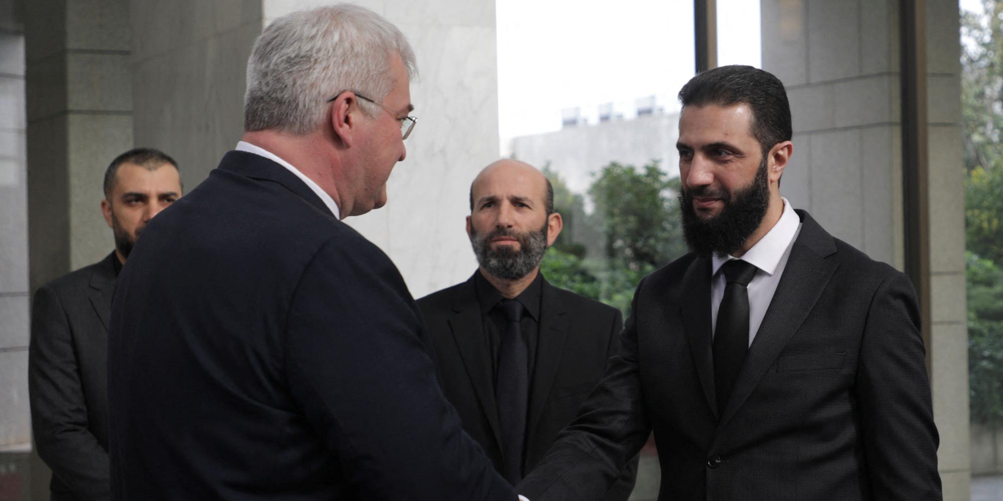 Ahmed Al-Charaa reçoit le ministre ukrainien des Affaires étrangères, Andrii Sybiha, à Damas, le 30 décembre 2024. 