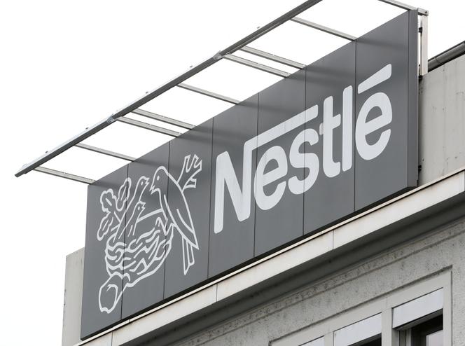 Le logo de la société Nestlé dans une de ses usines, à Konolfingen, en Suisse, le 28 septembre 2020. 