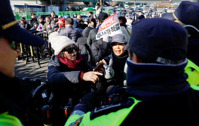 A polícia enfrenta manifestantes que se opõem à aprovação do tribunal de um mandado de prisão para o presidente sul-coreano Yoon Suk Yeol, em Seul, em 31 de dezembro de 2024.