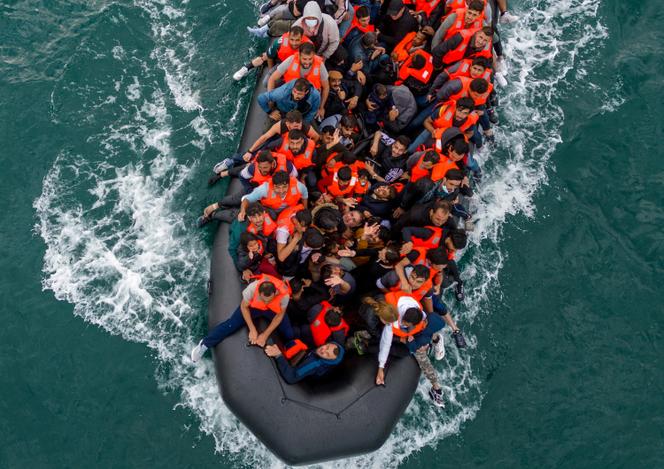 Un canot pneumatique transportant des migrants se dirigeant vers l’Angleterre, le 6 août 2024.