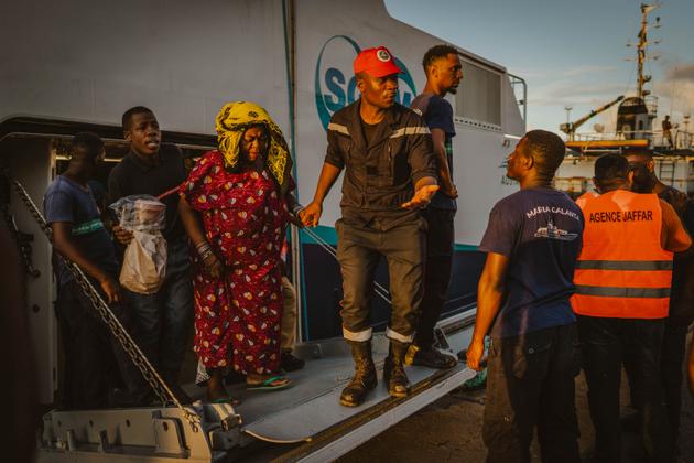 Des rescapés du cyclone Chido qui a frappé Mayotte arrivent au port de Mutsamudu via des bateaux affrétés par le gouvernement comorien, sur l’île comorienne d’Anjouan, le 25 décembre 2024.