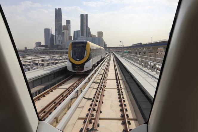 Um trem do metrô indo em direção à estação King-Abdullah-Financial-District (KAFD) em Riad em 1º de dezembro de 2024.