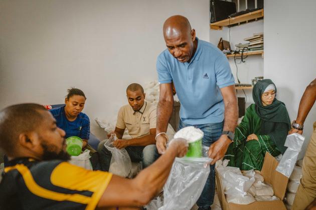 Des membres de l’association Solidarité femmes action préparent des kits alimentaires pour les victimes du cyclone Chido qui a ravagé l’île voisine de Mayotte le 14 décembre, ici le 25 décembre 2024 à Mutsamudu, sur l’île comorienne d’Anjouan.