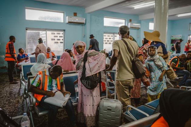 Des rescapés du cyclone Chido au port de Mutsamudu, sur l’île comorienne d’Anjouan, le 25 décembre 2024.