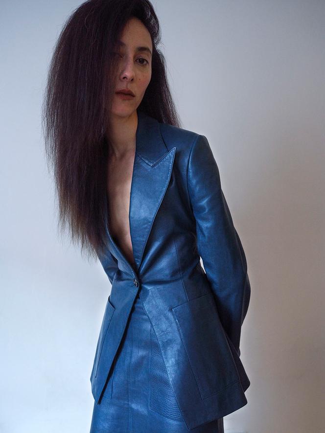 Blazer à simple boutonnage en cuir et jupe, Ferragamo, 4 500 €. ferragamo.com