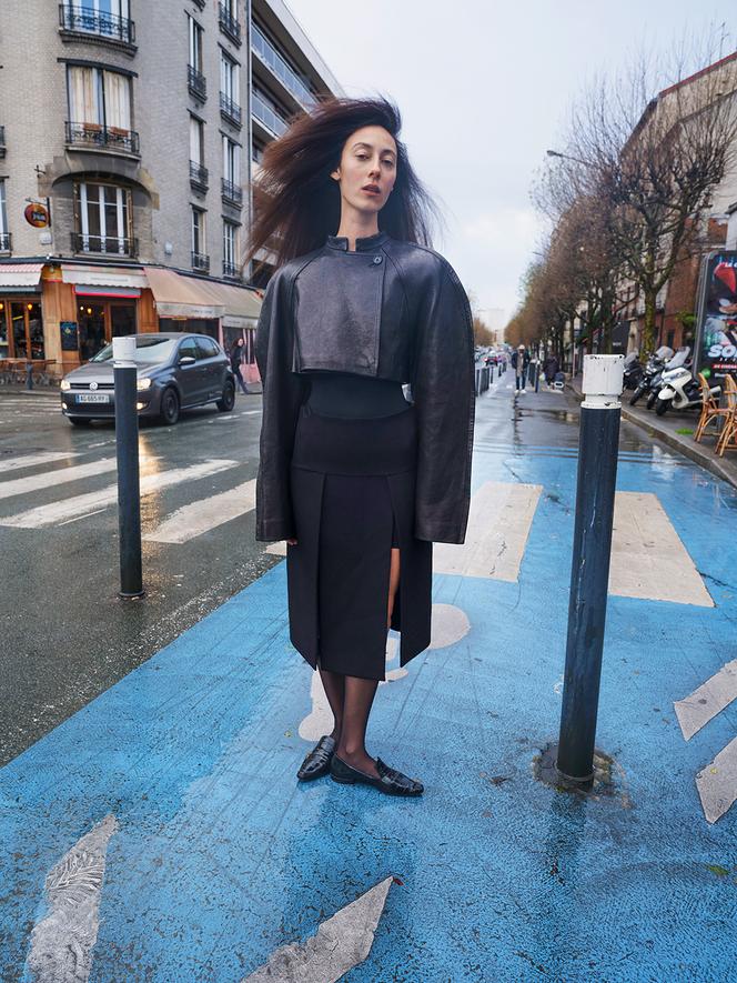  Veste Rotha, en cuir d’agneau et jupe, Khaite, 3 500 €. khaite.com ; mi-bas, Calzedonia. calzedonia.com ; 
mocassins, Loulou de Saison.louloudesaison.com