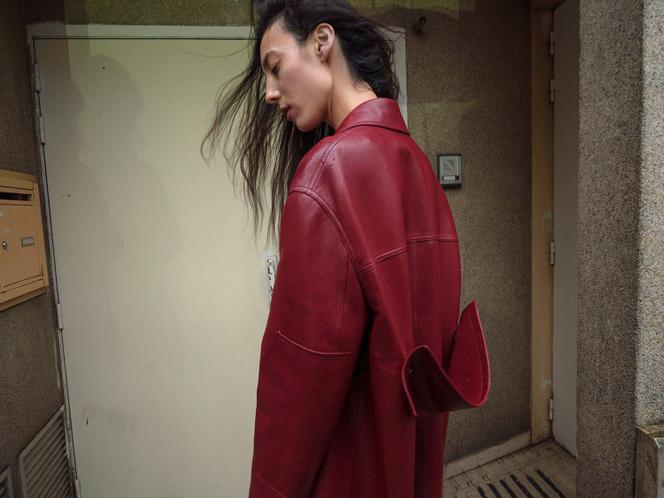 Caban oversize, en cuir, avec logo Gucci embossé sur le col et les poches, Gucci Rosso Ancora, 5 980 €. gucci.com