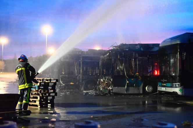 Intervention des pompiers du Territoire de Belfort lors de l'incendie de sept bus à hydrogène au dépôt Optymo à Danjoutin, le 2 janvier 2025.