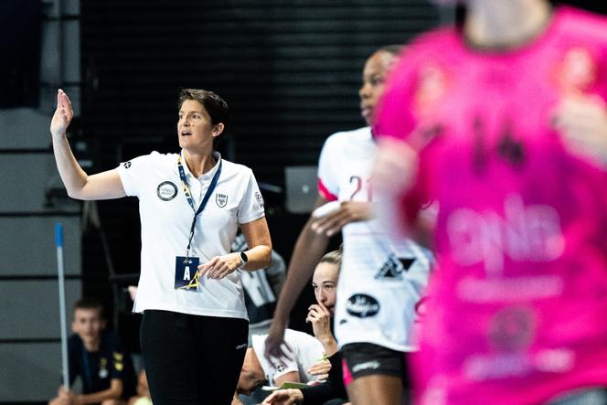 Raphaëlle Tervel, entraîneuse du club de handball féminin de Brest, lors d’un match face aux Norvégiennes du Vipers Kristiansand, à Brest, le 7 septembre 2024.