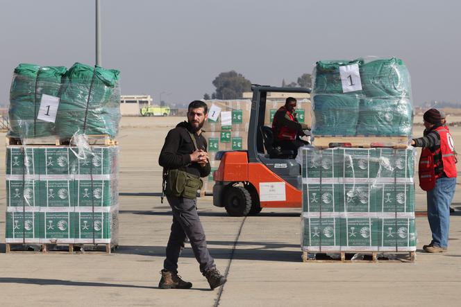 Aide humanitaire pour Gaza venant d’Arabie Saoudite, à l’aéroport de Damas, le 1ᵉʳ janvier 2025.