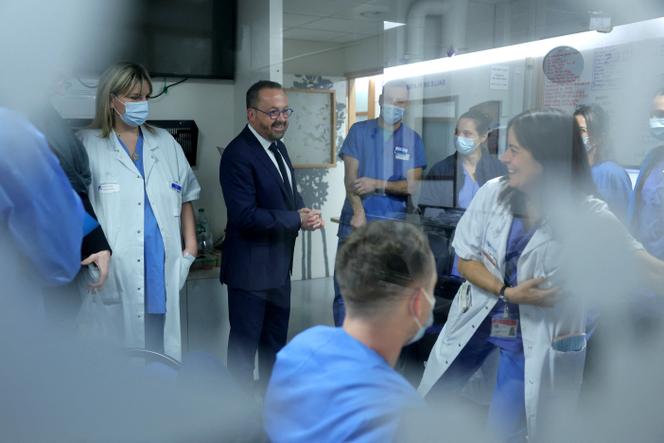 Yannick Neuder, le ministre chargé de la santé et de l’accès aux soins, à la Pitié-Salpétrière, le 1er janvier 2025.