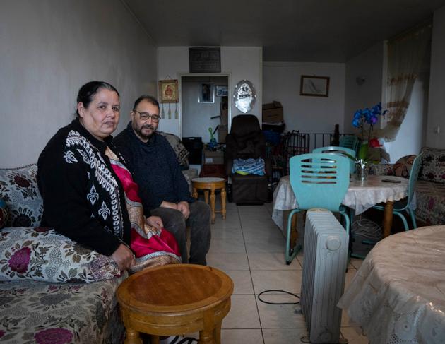 Mohamed et Fatima Fayek, dans le salon de leur appartement dans l’immeuble Messager, situé à l’entrée du quartier de la Reynerie, au Mirail. A Toulouse, le 6 décembre 2024.