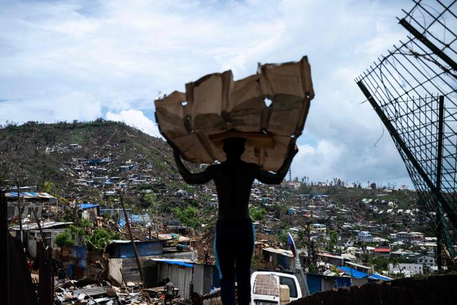 Dans le bidonville de Cavani, quartier sud de la ville de Mamoudzou, endommagé par le cyclone Chido, à Mayotte, le 2 janvier 2025.