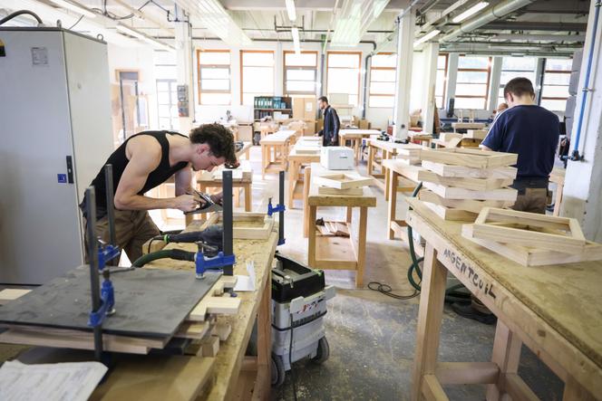 Des élèves apprentis en CAP Intervention en maintenance technique des bâtiments, au lycée Le Corbusier de Cormeilles-en-Parisis, dans le Val-d’Oise, le 11 octobre 2024.