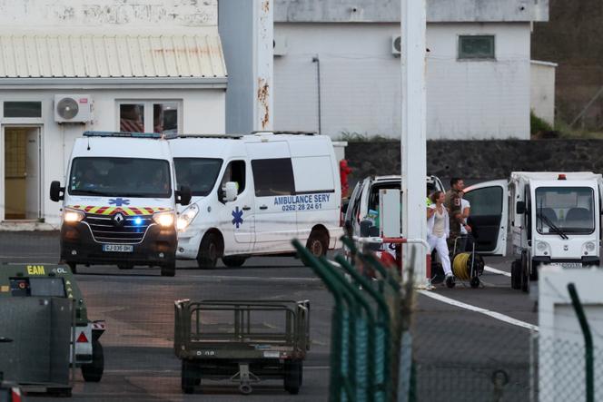 Des Mahorais évacués de leur île afin d’être soignés en urgence sur l’île de La Réunion, à Saint-Denis, le 16 décembre 2024.