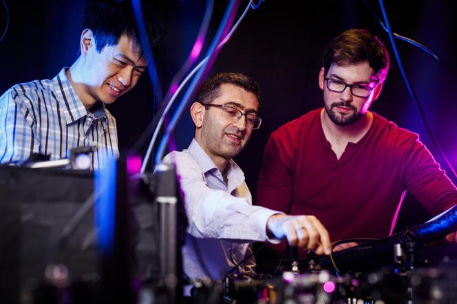 De gauche à droite : Tianchuang Luo, Nuh Gedik et Alexander von Hoegen, du MIT, trois des coauteurs de la publication dans « Nature », le 18 décembre 2024.