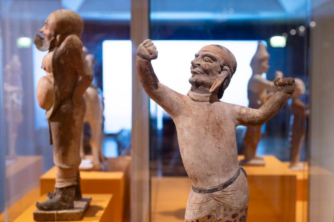Statue du « marié étranger », dynastie Tang (618-907), dans l'exposition « Tang Chine. Une dynastie cosmopolite (VIIe-Xe siècles) », au Musée national des arts asiatiques Guimet, à Paris.