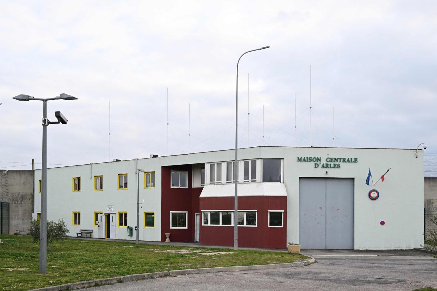 Inmate takes staff hostage at French prison