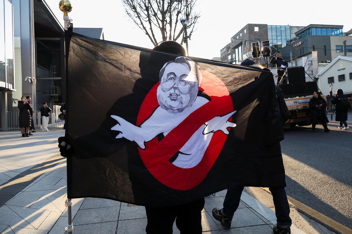 South Korea: President resisting arrest sparks political crisis