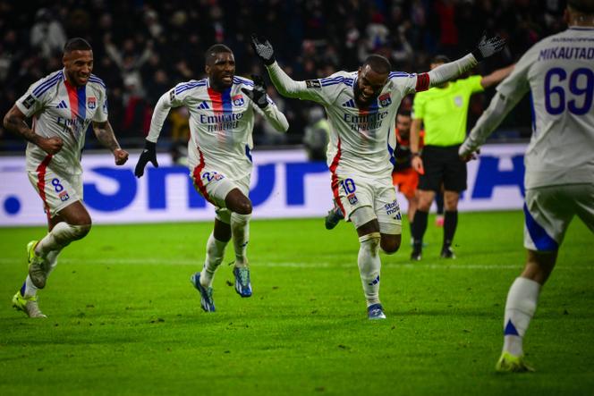 Alexandre Lacazette e seus companheiros do Olympique Lyonnais, em Décines-Charpieu (Rhône), 4 de janeiro de 2024.