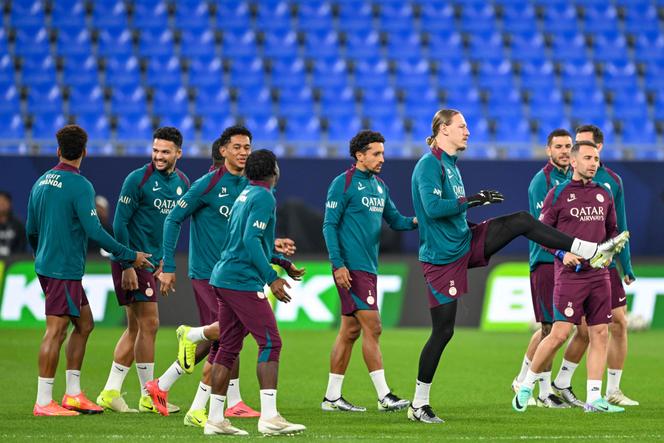Jogadores do PSG treinando, às vésperas do Troféu dos Campeões contra o Mônaco, em Doha (Qatar), no dia 4 de janeiro de 2025.