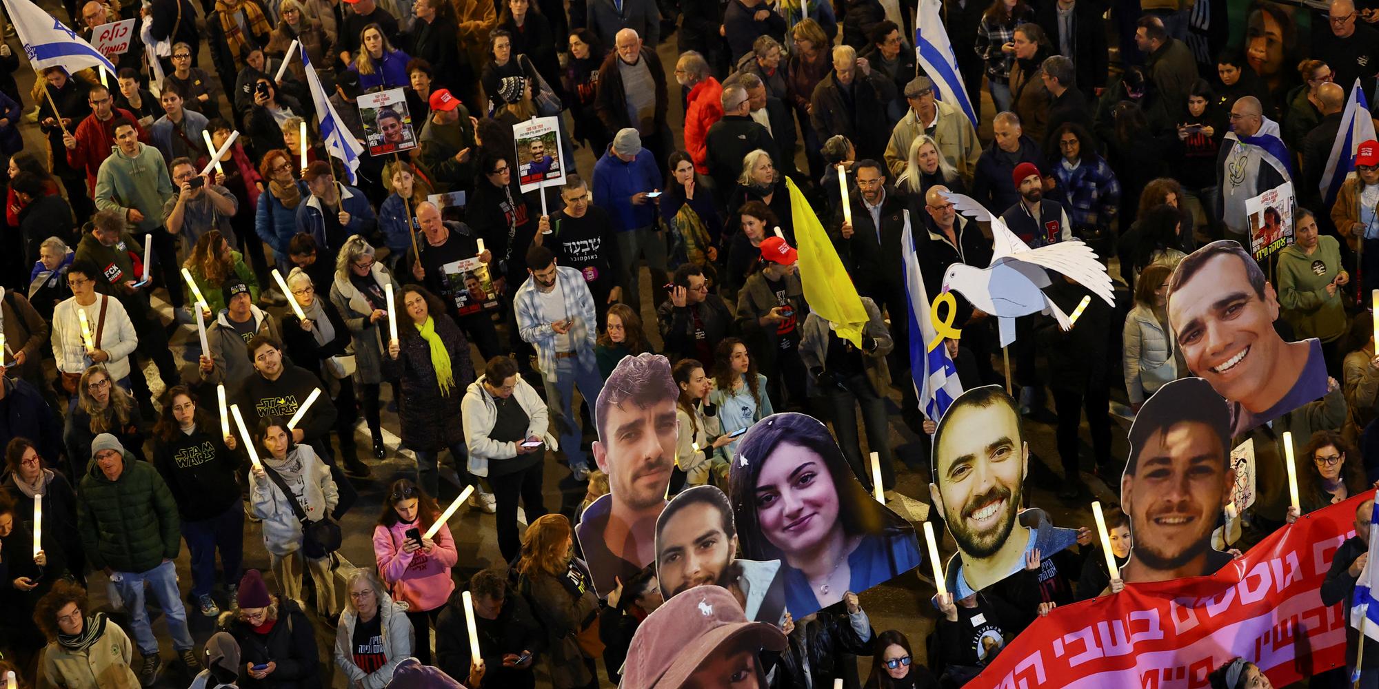 Des manifestants se mobilisent contre le gouvernement pour demander la libération des otages retenus dans la bande de Gaza, à Tel-Aviv, le 4 janvier 2025.