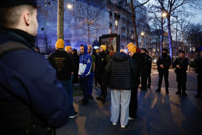 Agricultores da Coordenação Rural manifestam-se contra o planejado acordo comercial entre a União Europeia e as nações sul-americanas do Mercosul, em Paris, 5 de janeiro de 2025.