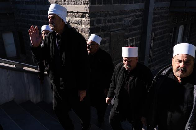 Des cheikhs de la communauté druze arrivent chez le cheikh Hikmat Al-Hijri à Souweïda, le 25 décembre 2024.