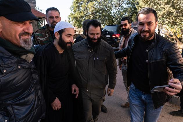 Des représentants de Hayat Tahrir Al-Cham quittent une réunion tenue chez le cheikh Hikmat Al-Hijri, à Souweïda (Syrie), le 25 décembre 2024.