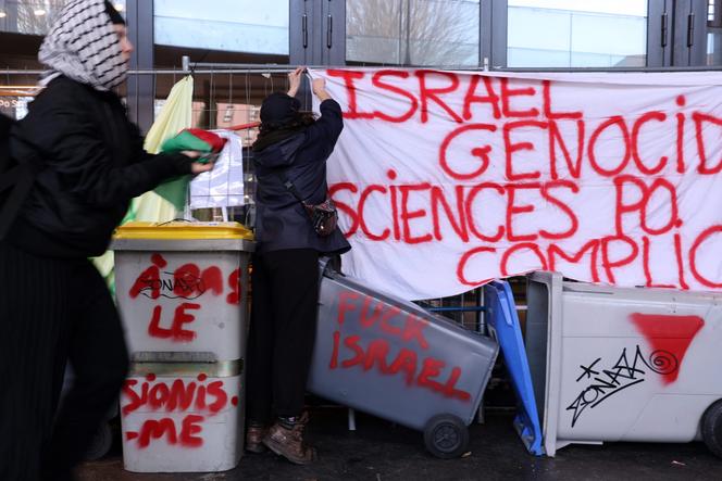 Des étudiants de Sciences Po Strasbourg bloquent l’entrée de leur école avec des barrières et des banderoles pour protester contre le partenariat de leur école avec l’université Reichman de Herzlya, en Israël, et manifester contre la guerre à Gaza, à Strasbourg, le 6 janvier 2025. 
