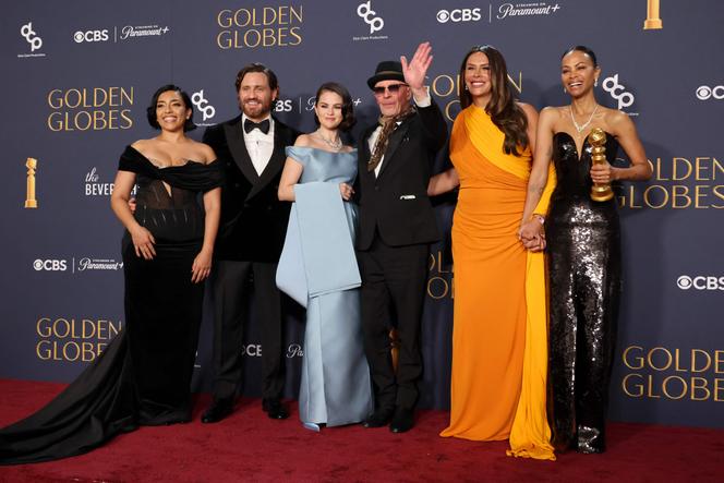 Adriana Paz, Edgar Ramirez, Selena Gomez, Jacques Audiard, Karla Sofia Gascon e Zoe Saldana, premiados por “Emilia Perez” que recebeu quatro Globos de Ouro, incluindo melhor filme (comédia-musical), em Beverly Hills (Califórnia), em janeiro 5, 2025.