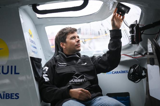 Sébastien Simon a bordo de seu Imoca “Groupe Dubreuil” antes do início do Vendée Globe, no dia 6 de novembro, em Les Sables-d'Olonne, na Vendée, no dia 6 de novembro de 2024.