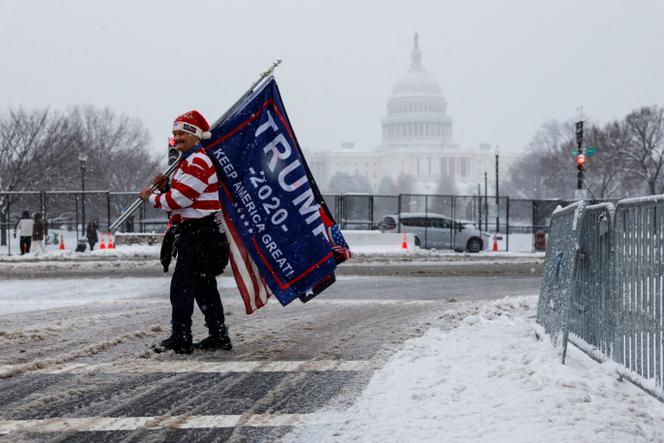 Um apoiador de Donald Trump em frente ao Capitólio em Washington, 6 de janeiro de 2025.