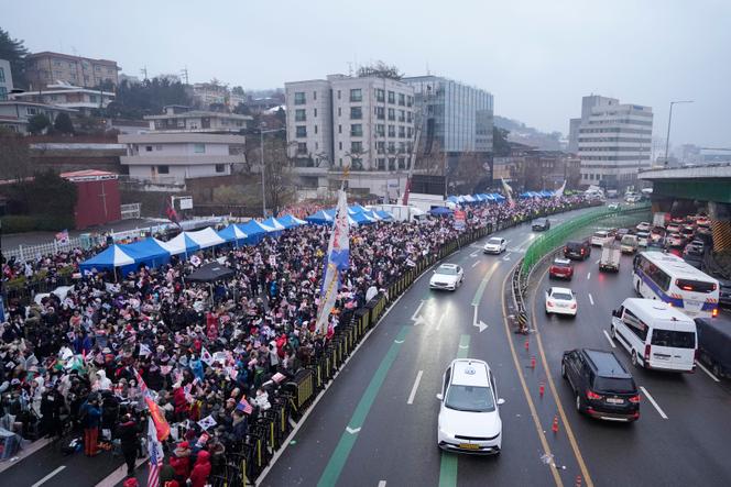 Des partisans du président sud-coréen, Yoon Suk Yeol, rassemblés pour s’opposer à sa destitution, près de la résidence présidentielle, à Séoul, le 6 janvier 2025.